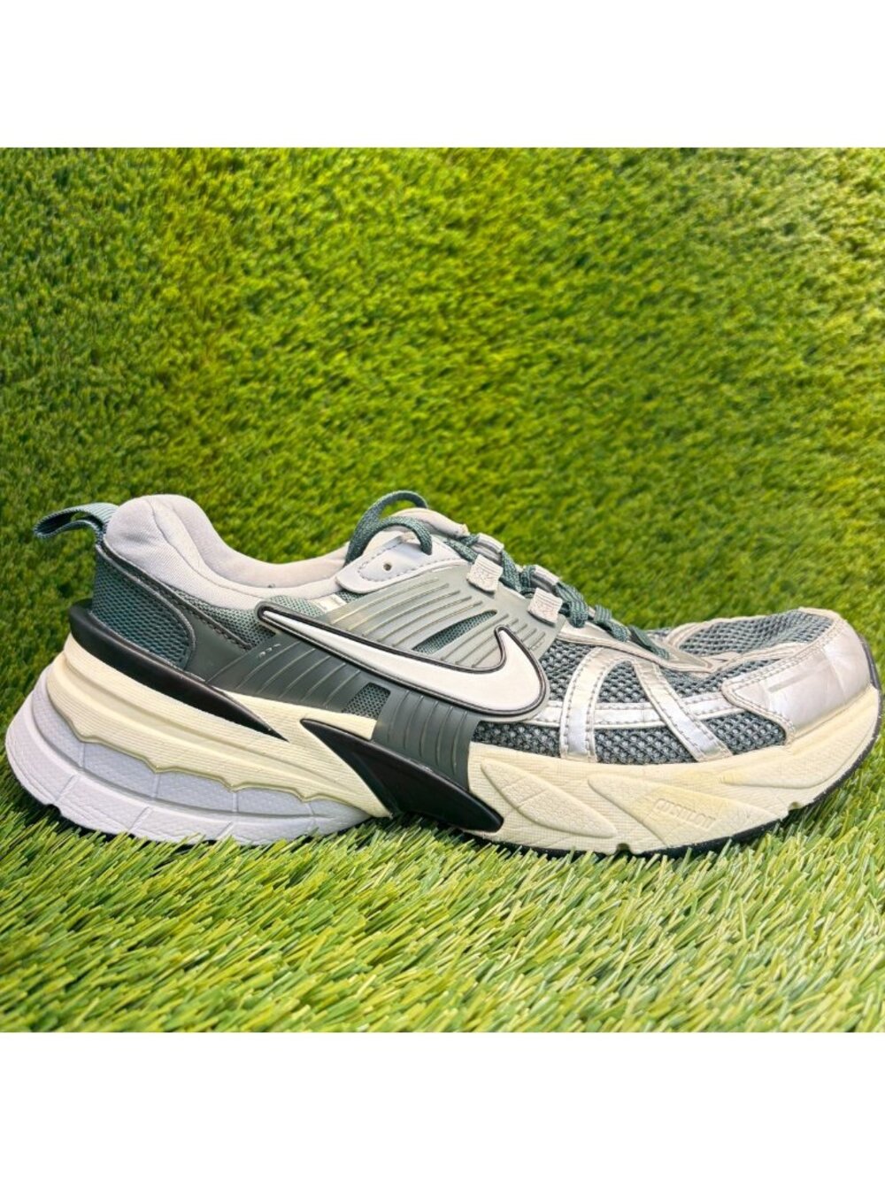 Nike V2K Run Vintage Green Silver Mens Size 9 Athletic Running Shoes Sneakers